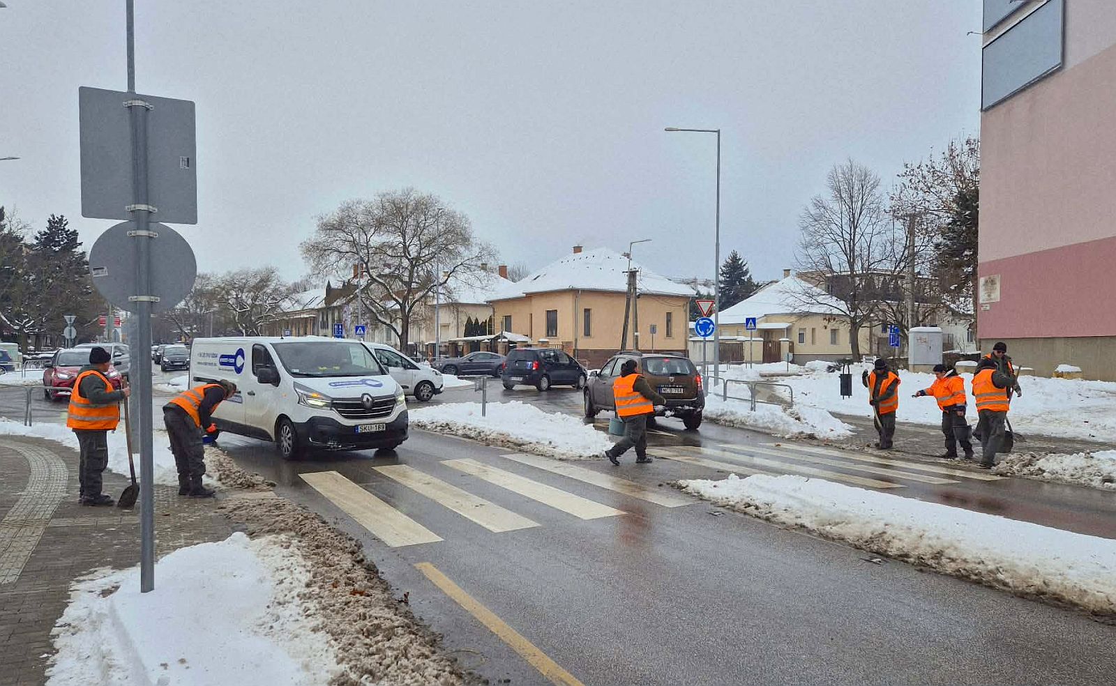 Folyamatos a hóeltakarítás és a síkosságmentesítés Székesfehérváron